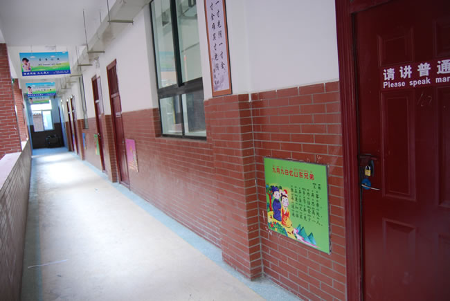 洛陽東方外國語學(xué)校，校園文化走廊