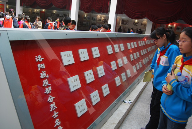 洛陽(yáng)東方外國(guó)語(yǔ)學(xué)校清明掃墓