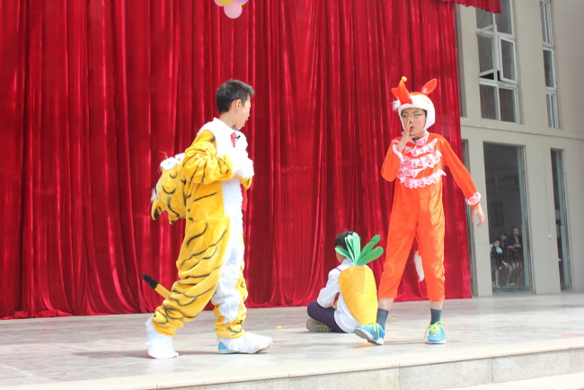 洛陽(yáng)東方外國(guó)語(yǔ)學(xué)校開(kāi)放日文藝演出