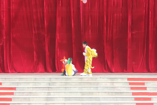 洛陽(yáng)東方外國(guó)語(yǔ)學(xué)校開(kāi)放日文藝演出