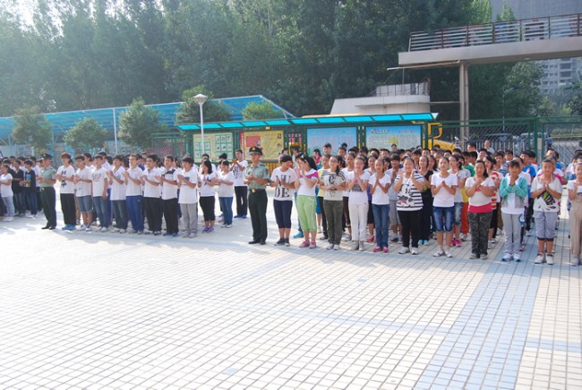 洛陽東外中學(xué)部新生軍訓(xùn)會(huì)操表演