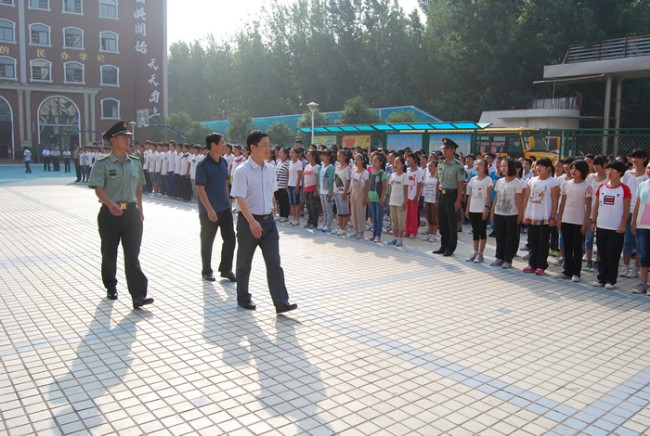 洛陽東外中學(xué)部新生軍訓(xùn)會(huì)操表演