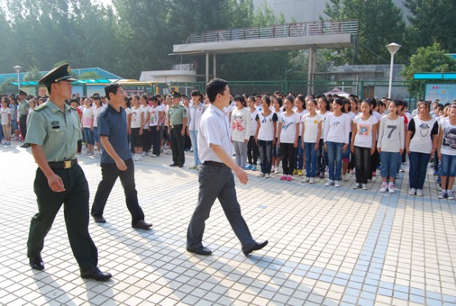 洛陽東外中學(xué)部新生軍訓(xùn)會(huì)操表演