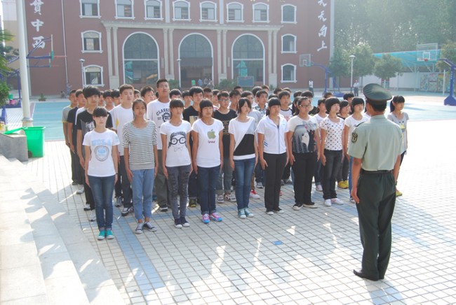 洛陽東外中學(xué)部新生軍訓(xùn)會(huì)操表演