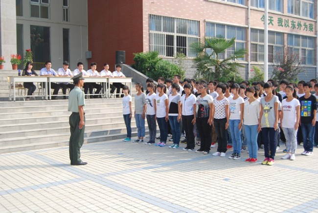 洛陽東外中學(xué)部新生軍訓(xùn)會(huì)操表演