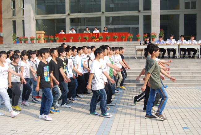 洛陽東外中學(xué)部新生軍訓(xùn)會(huì)操表演