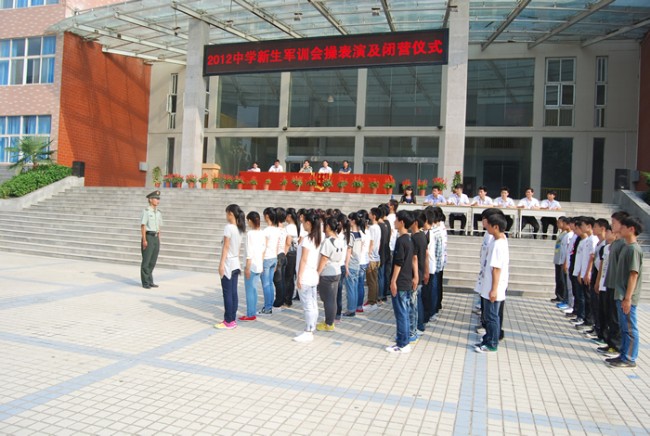 洛陽東外中學(xué)部新生軍訓(xùn)會(huì)操表演