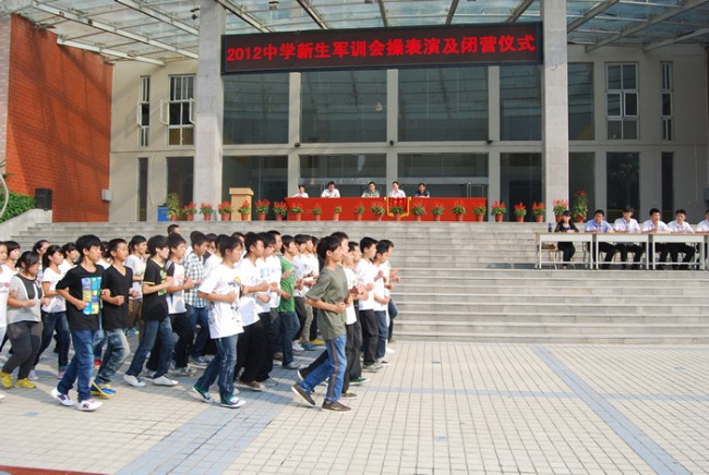 洛陽東外中學(xué)部新生軍訓(xùn)會(huì)操表演