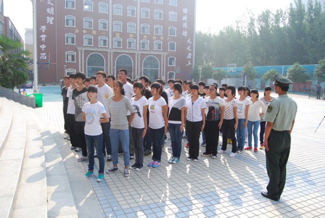 洛陽東外中學(xué)部新生軍訓(xùn)會(huì)操表演