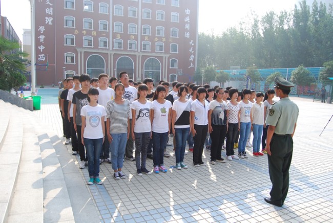 洛陽東外中學(xué)部新生軍訓(xùn)會(huì)操表演