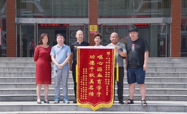 金杯銀杯不如家長的口碑，金獎銀獎不如家長的褒獎