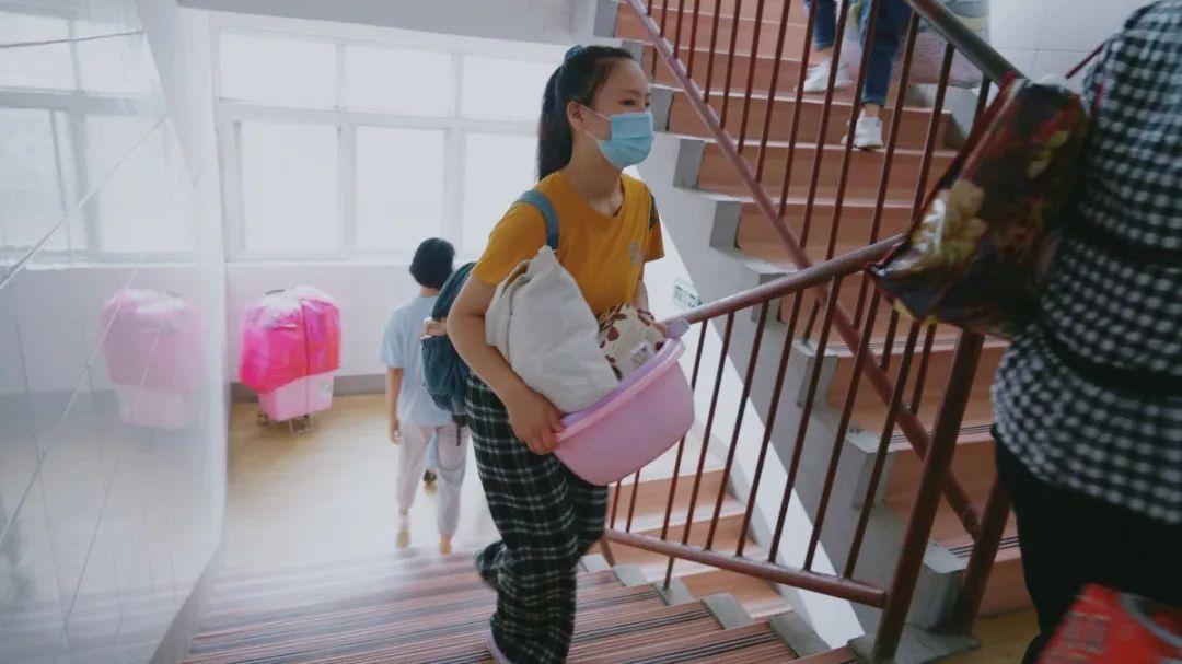 新生報(bào)到丨初見(jiàn)傾“新”，很高興遇見(jiàn)你