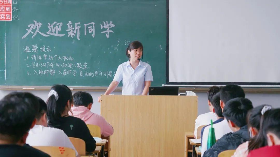 新生報(bào)到丨初見(jiàn)傾“新”，很高興遇見(jiàn)你