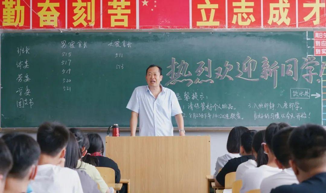 新生報(bào)到丨初見(jiàn)傾“新”，很高興遇見(jiàn)你