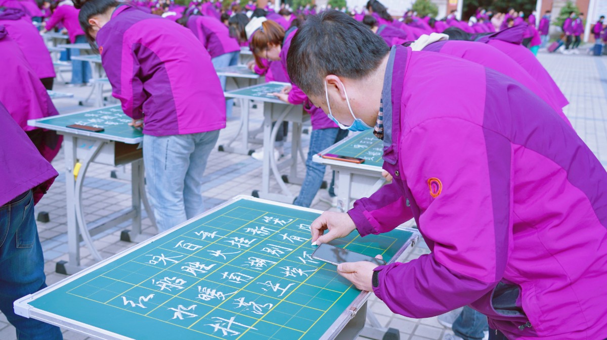 翰墨獻禮 紅色韶華—洛陽東外小學部迎建黨100周年現(xiàn)場書法活動