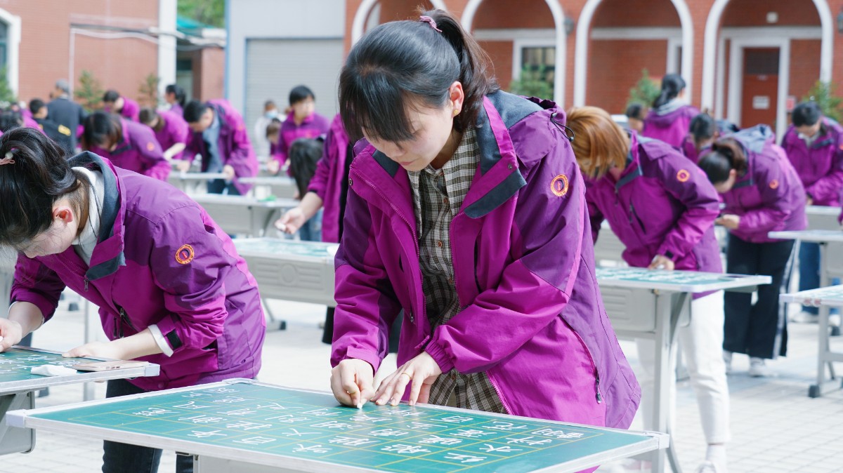 翰墨獻禮 紅色韶華—洛陽東外小學部迎建黨100周年現(xiàn)場書法活動