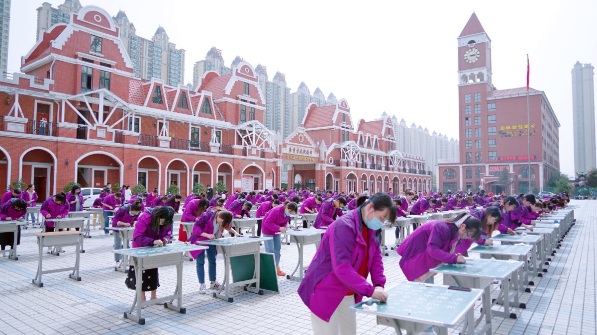 翰墨獻禮 紅色韶華—洛陽東外小學部迎建黨100周年現(xiàn)場書法活動