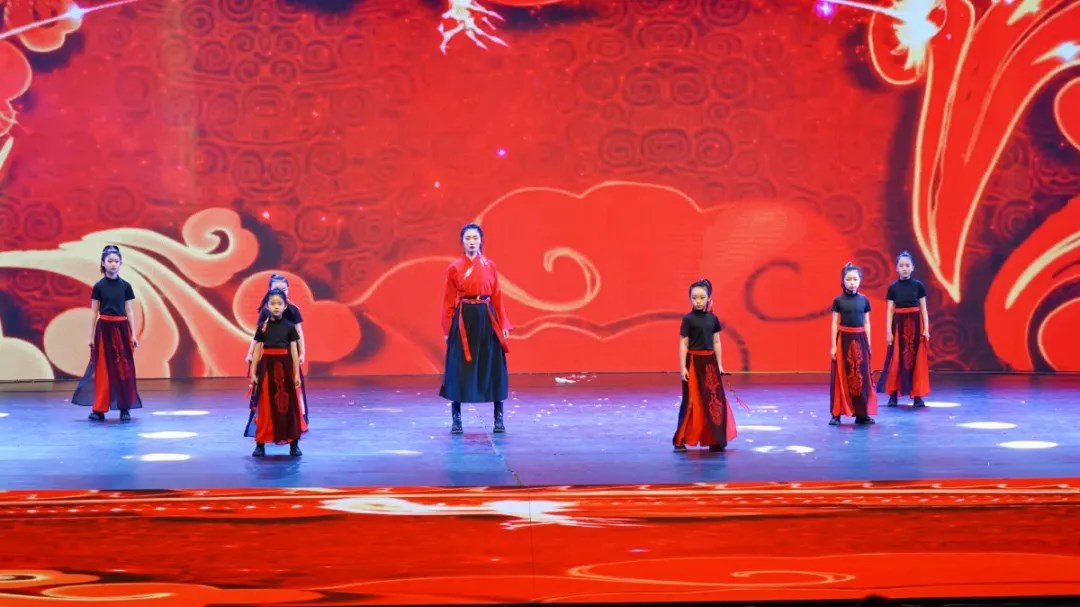 花兒向陽，童心向黨--東外萌娃參加洛陽市慶六一電視文藝匯演