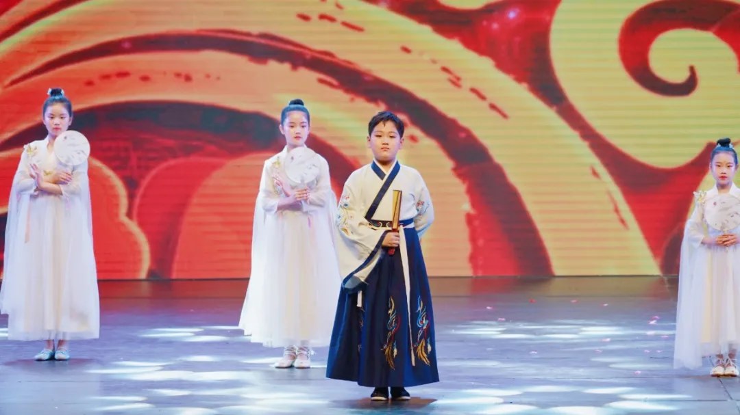 花兒向陽，童心向黨--東外萌娃參加洛陽市慶六一電視文藝匯演