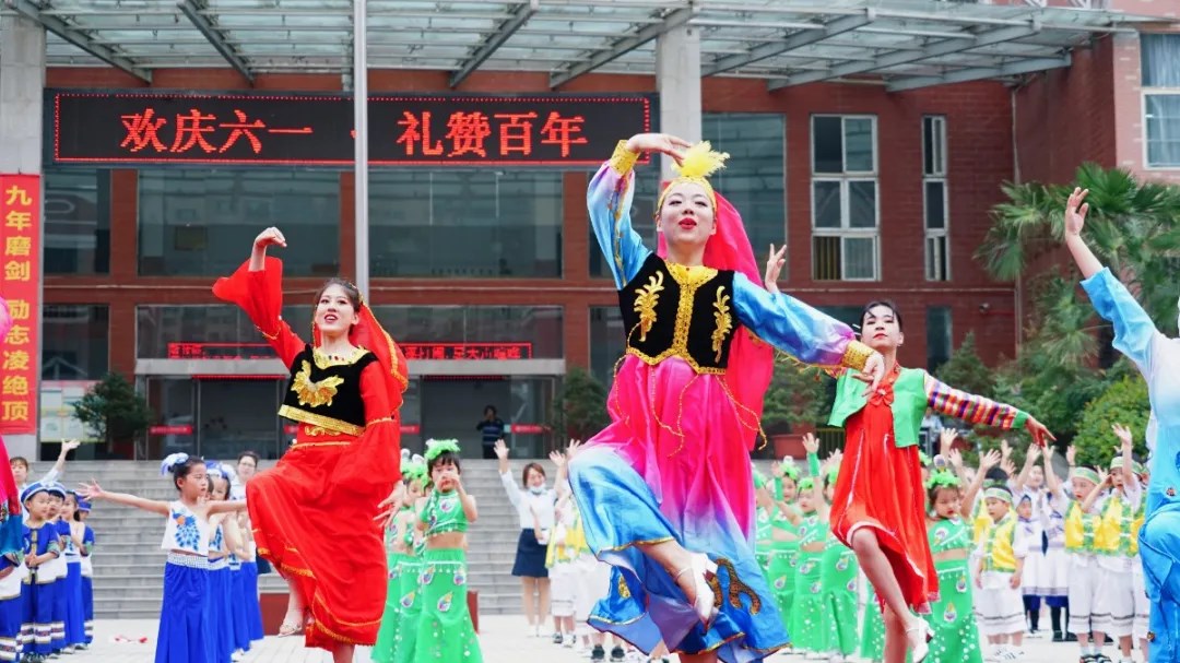 洛陽(yáng)東方外國(guó)語(yǔ)幼兒園獻(xiàn)禮建黨一百年暨六一民族大聯(lián)歡活動(dòng)
