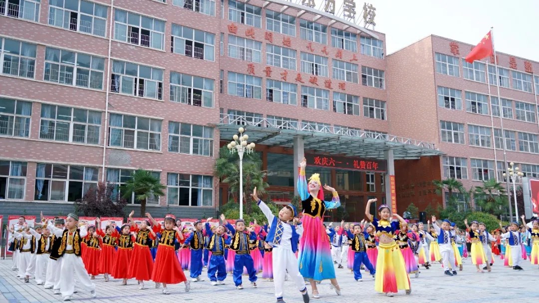 洛陽(yáng)東方外國(guó)語(yǔ)幼兒園獻(xiàn)禮建黨一百年暨六一民族大聯(lián)歡活動(dòng)