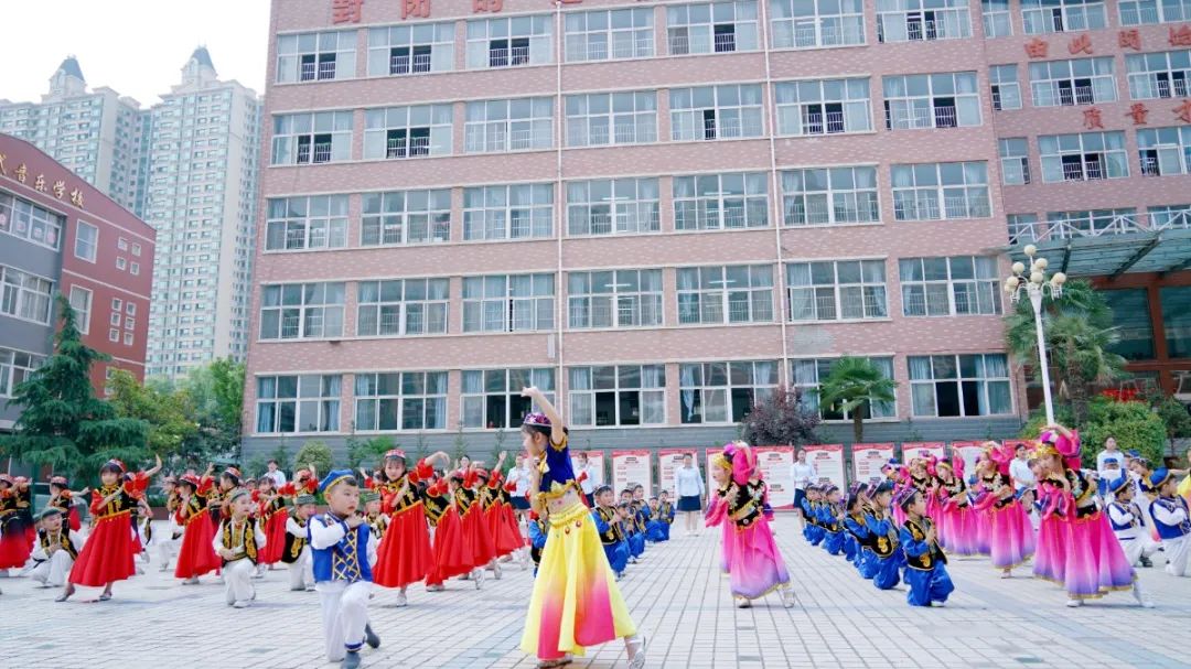 洛陽(yáng)東方外國(guó)語(yǔ)幼兒園獻(xiàn)禮建黨一百年暨六一民族大聯(lián)歡活動(dòng)