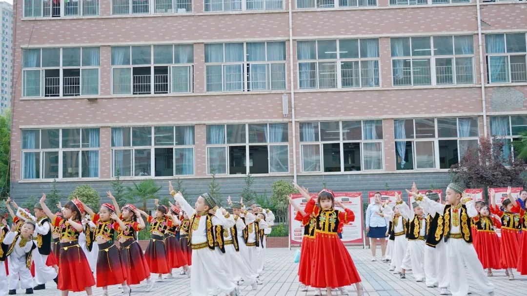 洛陽(yáng)東方外國(guó)語(yǔ)幼兒園獻(xiàn)禮建黨一百年暨六一民族大聯(lián)歡活動(dòng)