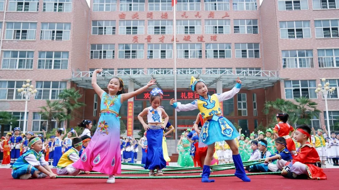 洛陽(yáng)東方外國(guó)語(yǔ)幼兒園獻(xiàn)禮建黨一百年暨六一民族大聯(lián)歡活動(dòng)