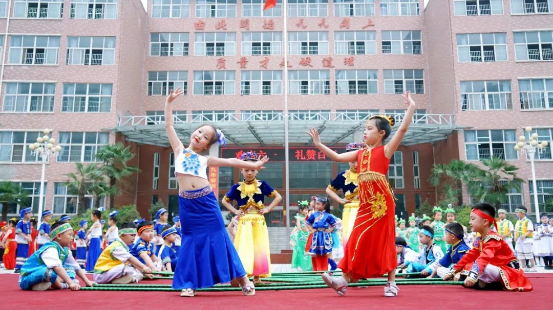 洛陽(yáng)東方外國(guó)語(yǔ)幼兒園獻(xiàn)禮建黨一百年暨六一民族大聯(lián)歡活動(dòng)