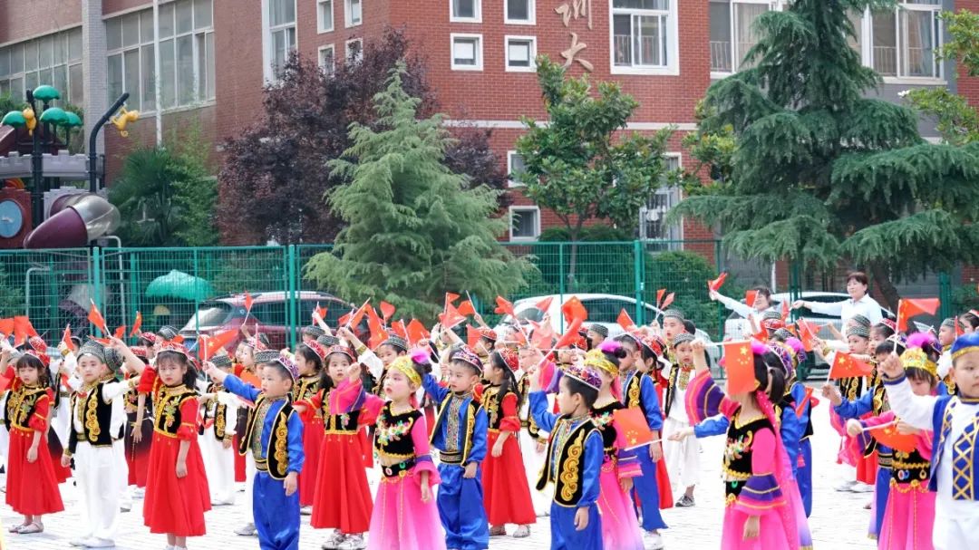洛陽(yáng)東方外國(guó)語(yǔ)幼兒園獻(xiàn)禮建黨一百年暨六一民族大聯(lián)歡活動(dòng)