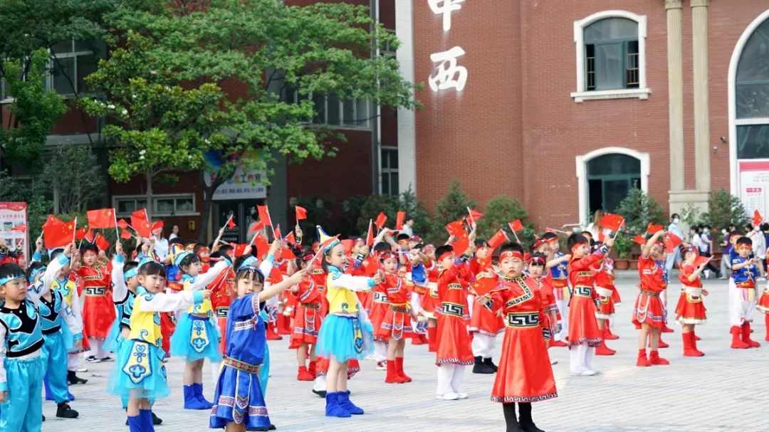 洛陽(yáng)東方外國(guó)語(yǔ)幼兒園獻(xiàn)禮建黨一百年暨六一民族大聯(lián)歡活動(dòng)