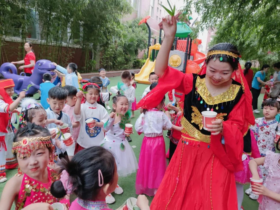 洛陽(yáng)東方外國(guó)語(yǔ)幼兒園獻(xiàn)禮建黨一百年暨六一民族大聯(lián)歡活動(dòng)