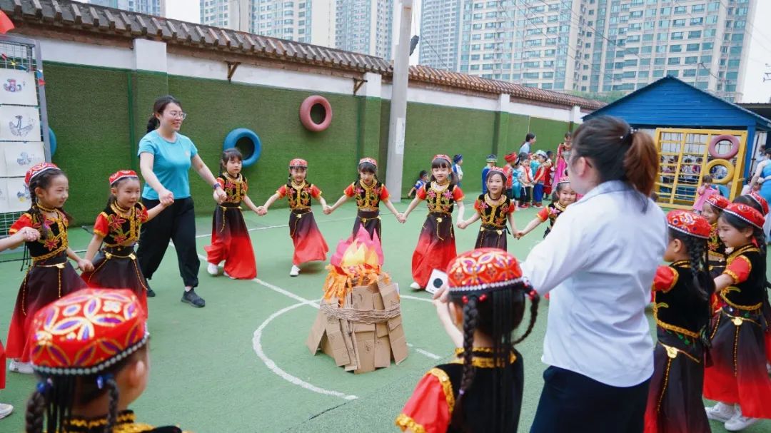 洛陽(yáng)東方外國(guó)語(yǔ)幼兒園獻(xiàn)禮建黨一百年暨六一民族大聯(lián)歡活動(dòng)