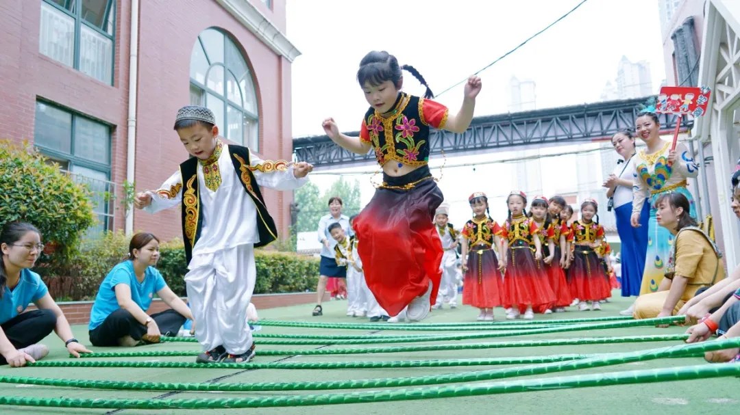 洛陽(yáng)東方外國(guó)語(yǔ)幼兒園獻(xiàn)禮建黨一百年暨六一民族大聯(lián)歡活動(dòng)