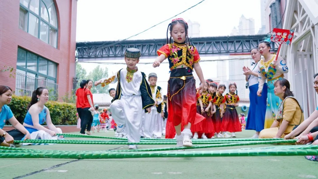洛陽(yáng)東方外國(guó)語(yǔ)幼兒園獻(xiàn)禮建黨一百年暨六一民族大聯(lián)歡活動(dòng)