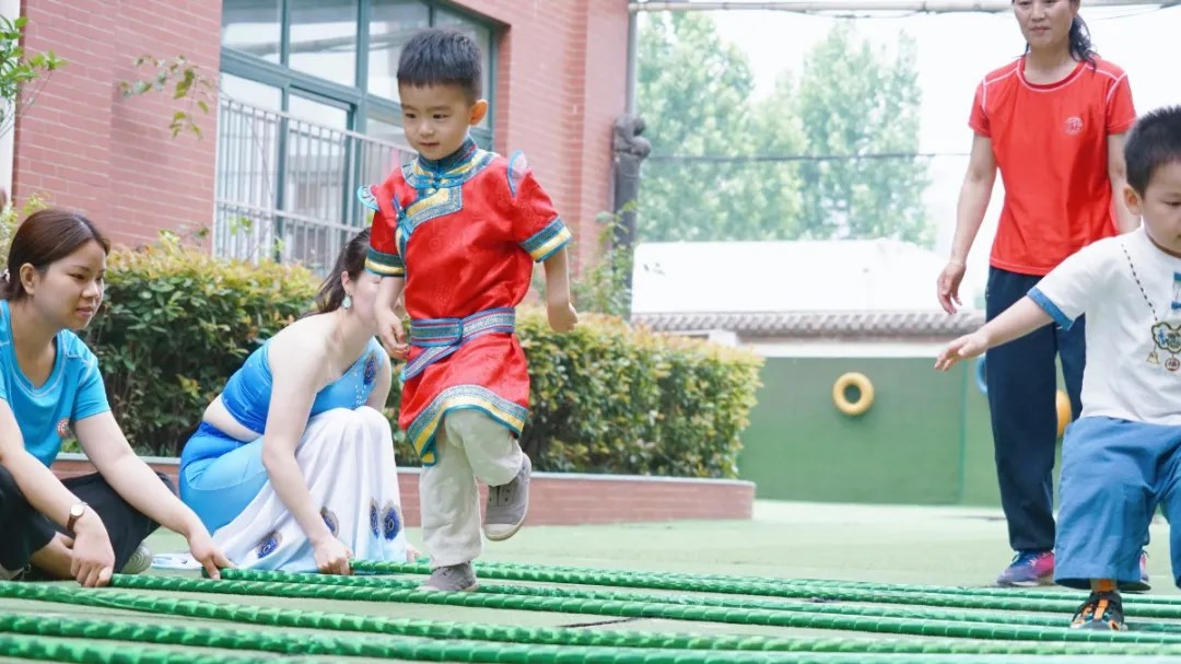 洛陽(yáng)東方外國(guó)語(yǔ)幼兒園獻(xiàn)禮建黨一百年暨六一民族大聯(lián)歡活動(dòng)