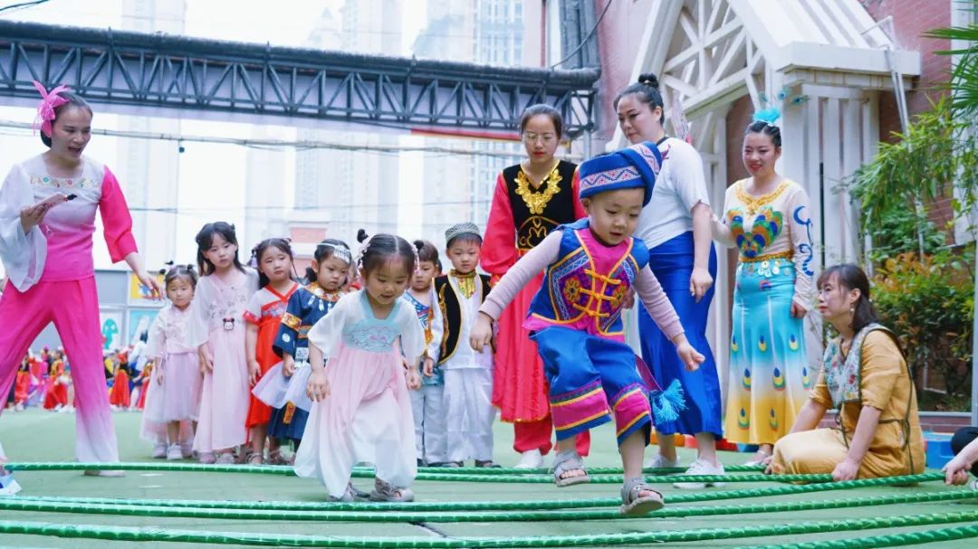 洛陽(yáng)東方外國(guó)語(yǔ)幼兒園獻(xiàn)禮建黨一百年暨六一民族大聯(lián)歡活動(dòng)