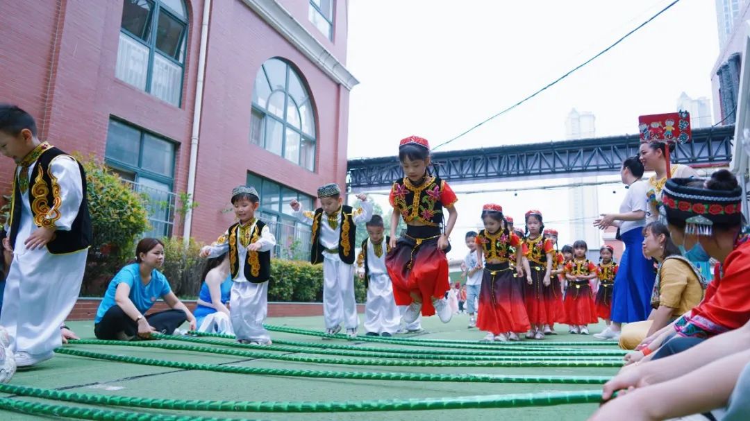 洛陽(yáng)東方外國(guó)語(yǔ)幼兒園獻(xiàn)禮建黨一百年暨六一民族大聯(lián)歡活動(dòng)