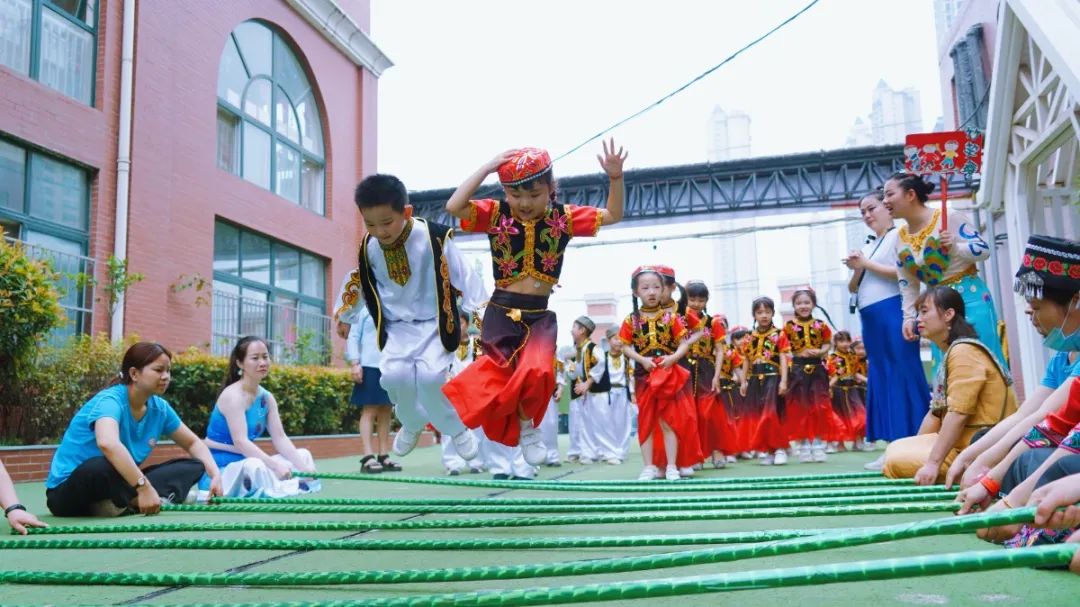 洛陽(yáng)東方外國(guó)語(yǔ)幼兒園獻(xiàn)禮建黨一百年暨六一民族大聯(lián)歡活動(dòng)