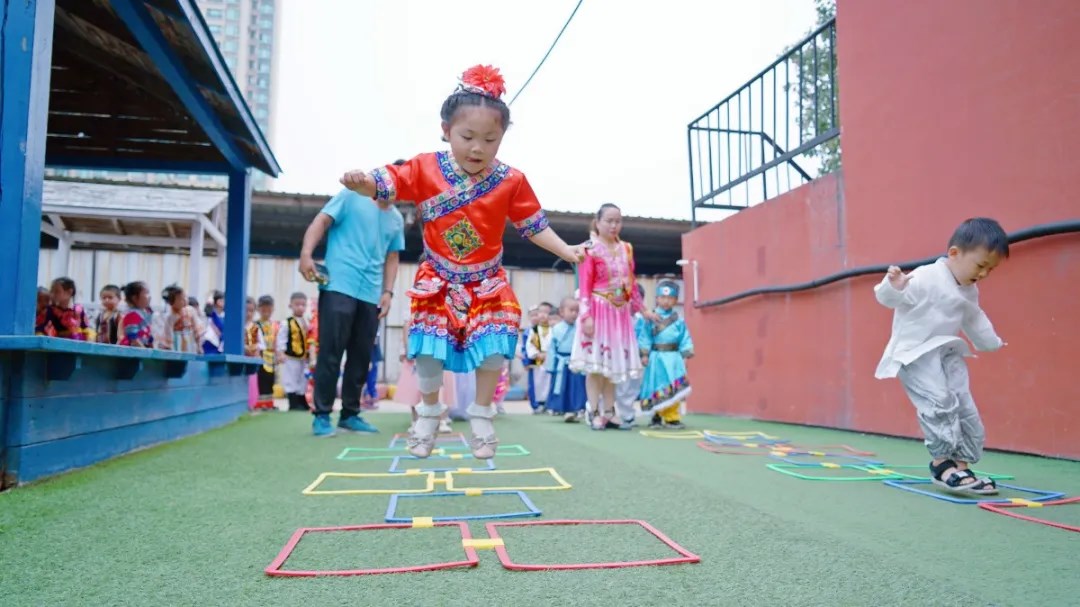 洛陽(yáng)東方外國(guó)語(yǔ)幼兒園獻(xiàn)禮建黨一百年暨六一民族大聯(lián)歡活動(dòng)