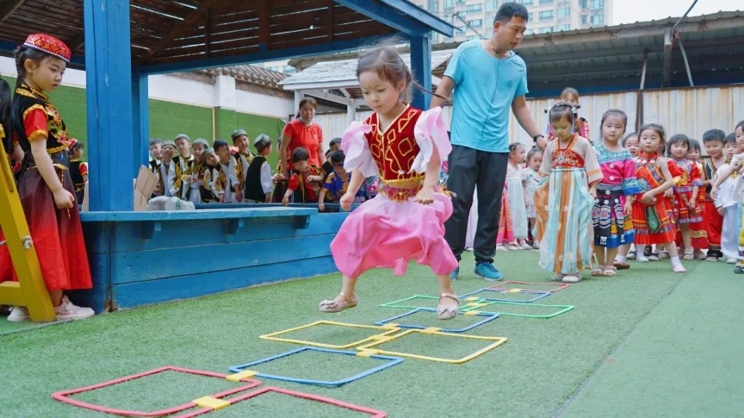 洛陽(yáng)東方外國(guó)語(yǔ)幼兒園獻(xiàn)禮建黨一百年暨六一民族大聯(lián)歡活動(dòng)