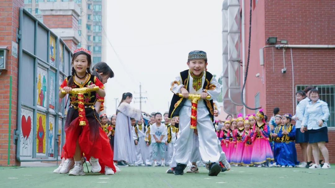 洛陽(yáng)東方外國(guó)語(yǔ)幼兒園獻(xiàn)禮建黨一百年暨六一民族大聯(lián)歡活動(dòng)