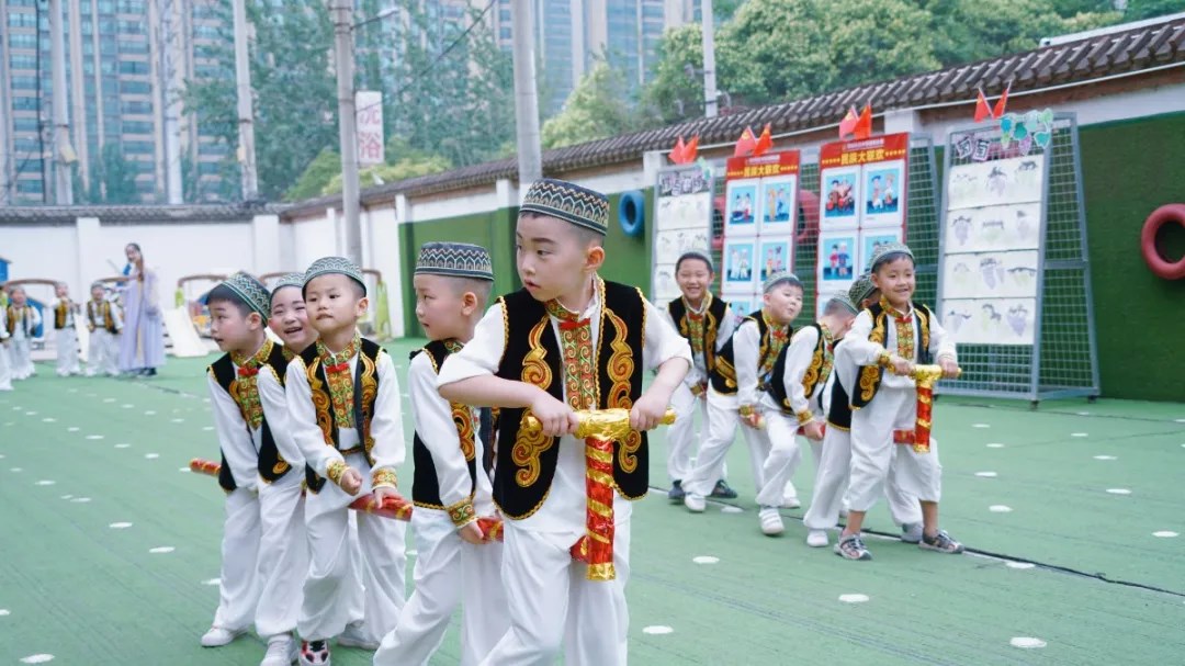 洛陽(yáng)東方外國(guó)語(yǔ)幼兒園獻(xiàn)禮建黨一百年暨六一民族大聯(lián)歡活動(dòng)