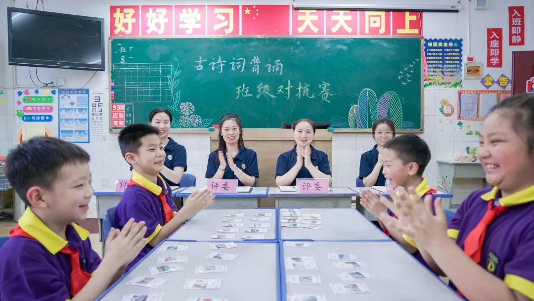 巧背古詩 最強大腦丨東外小學(xué)部巧借撲克牌玩轉(zhuǎn)古詩詞系列活動