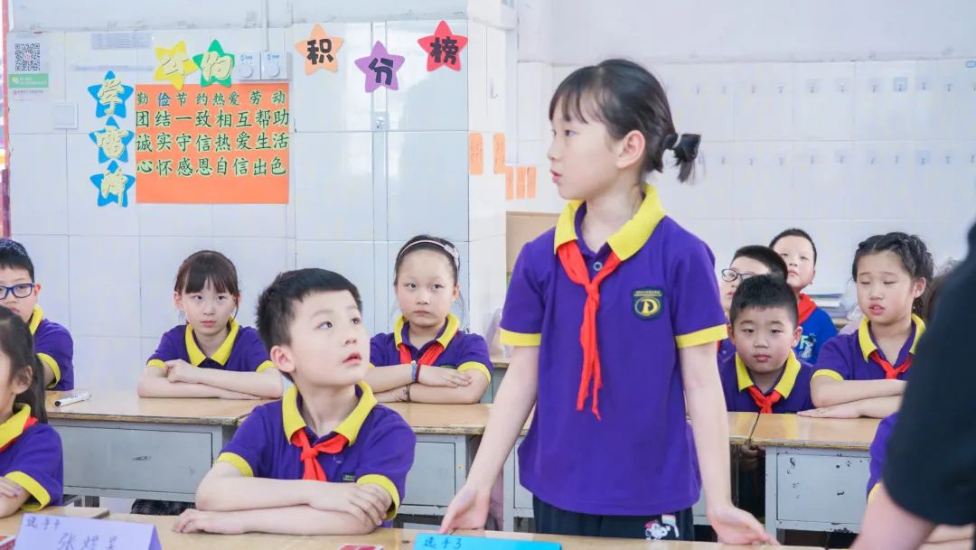 巧背古詩 最強大腦丨東外小學(xué)部巧借撲克牌玩轉(zhuǎn)古詩詞系列活動