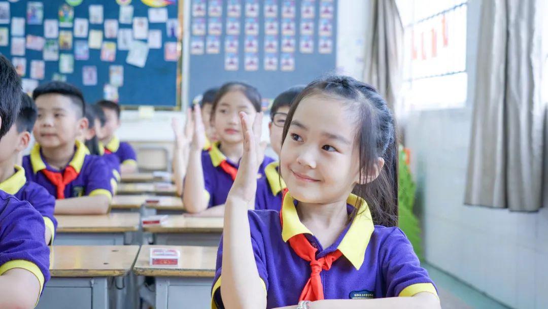 巧背古詩 最強大腦丨東外小學(xué)部巧借撲克牌玩轉(zhuǎn)古詩詞系列活動