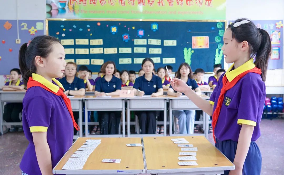 巧背古詩 最強大腦丨東外小學(xué)部巧借撲克牌玩轉(zhuǎn)古詩詞系列活動