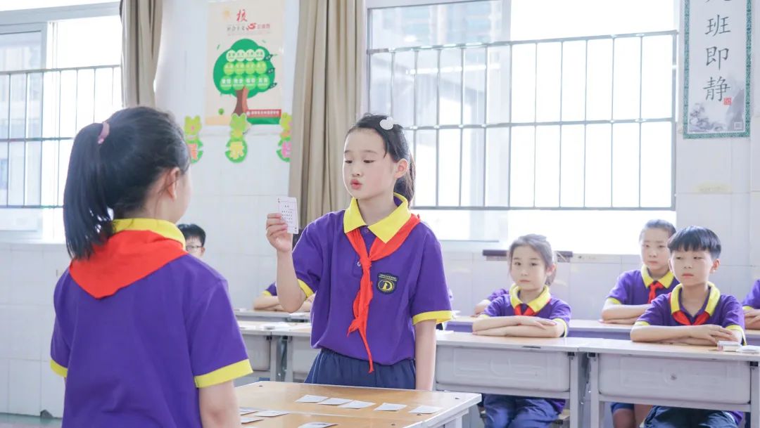 巧背古詩 最強大腦丨東外小學(xué)部巧借撲克牌玩轉(zhuǎn)古詩詞系列活動