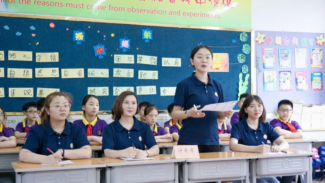巧背古詩 最強大腦丨東外小學(xué)部巧借撲克牌玩轉(zhuǎn)古詩詞系列活動