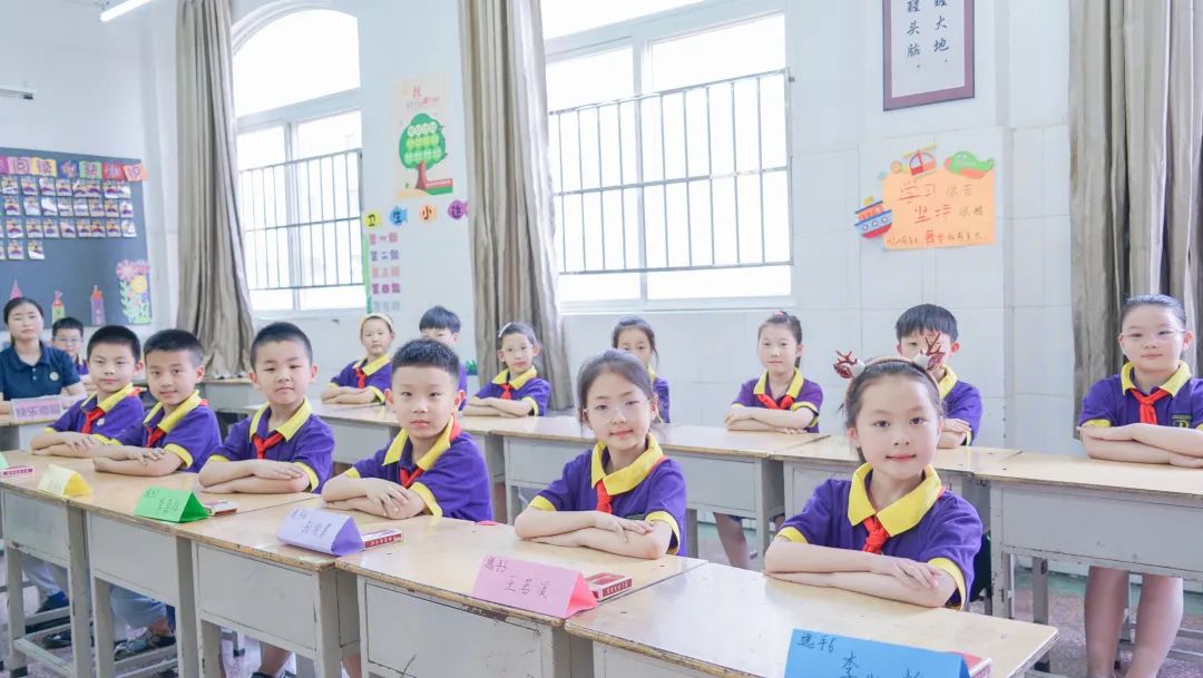 巧背古詩 最強大腦丨東外小學(xué)部巧借撲克牌玩轉(zhuǎn)古詩詞系列活動